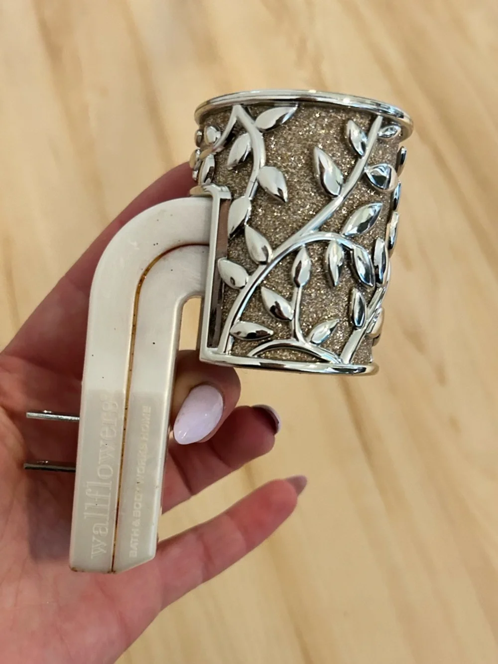 Shimmery leaf wallflower plug from bath and body works - Picture 4 of 8